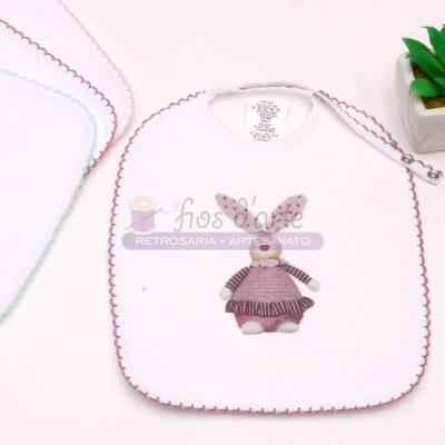 Babete tecido branco com borda rosa e aplique coelho vestido e bordado carrinho verde