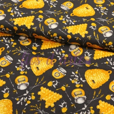 Tecido preto com estampa amarela de colmeias, potes de mel e lanternas