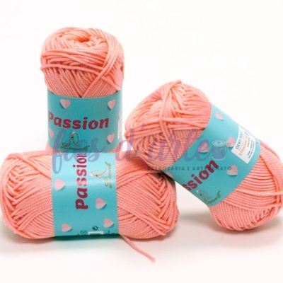 Três novelos de lã cor de salmão com rótulos azuis claros e texto 'passion'