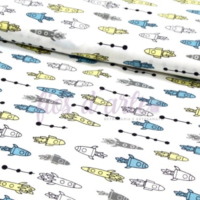 Tecido branco com padrão de robôs coloridos em amarelo, azul, cinzento e preto