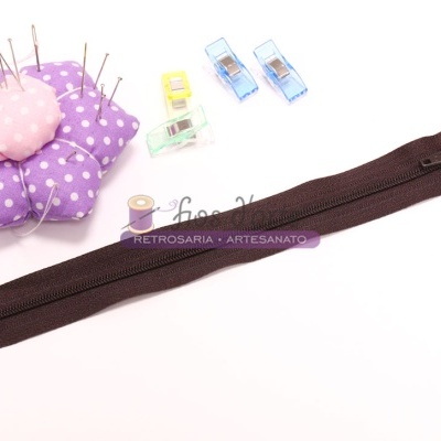 Conjunto para costura com alfineteiro flor roxa, alfinetes, prendedores, linha bege e fecho éclair castanho