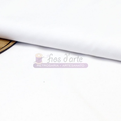 Tecido branco liso com etiqueta castanho e marca Fios d'arte