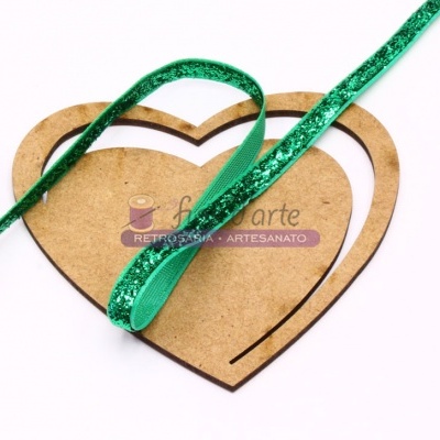 Molde em MDF em forma de coração com fita verde brilhante sobre fundo branco