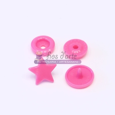 Conjunto de botões de pressão rosa com etiqueta