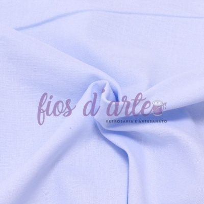 Tecido azul claro com textura lisa dobrado em redemoinho com marca d'água visível