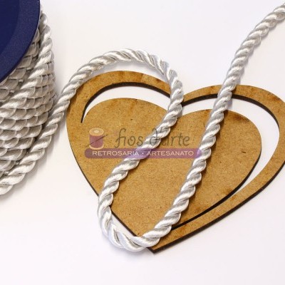 Cordão torcido branco sobre coração de madeira e suporte azul