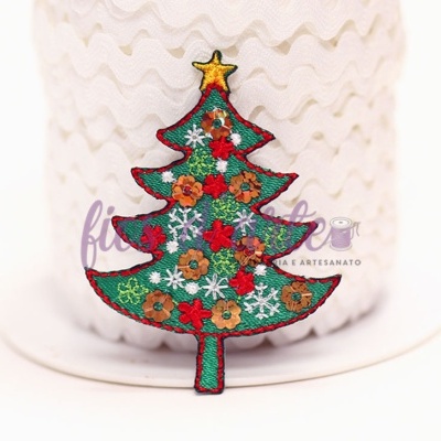 Broche de árvore de Natal bordado colorido em tecido verde