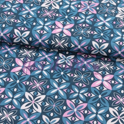 Tecido azul escuro com padrão floral rosa, azul e branco