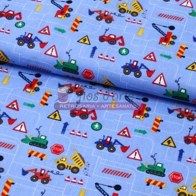 tecido azul com padrão de veículos de construção coloridos e sinais de trânsito