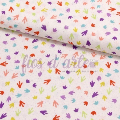 Tecido branco com padrão de pegadas coloridas e texto impresso fos d arte