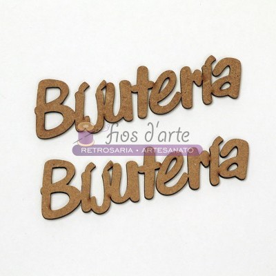 Peças de madeira com a palavra Bijuteria em dois estilos diferentes, sobre fundo branco.