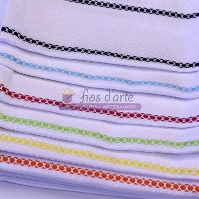 Toalhas de tecido branco com bordas coloridas em croché empilhadas