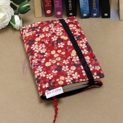 Capa para livro vermelha com flores e elástico