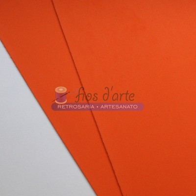 Folhas de EVA branca e laranja com corte diagonal em fundo laranja