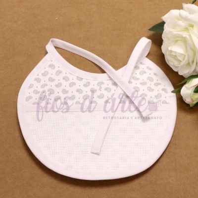 Babete branco redondo com padrão cinzento e fita para amarrar junto a flor branca