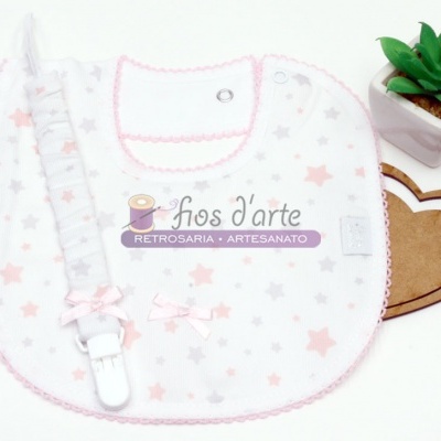 Babete e porta-chupeta em tecido branco com estrelas cor-de-rosa e cinza e fecho de mola