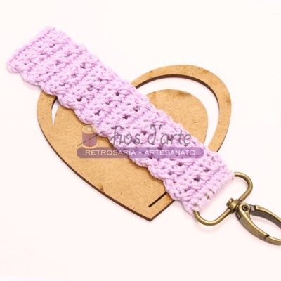 Chaveiro artesanal lilás com crochê e fecho dourado em suporte de madeira em forma de coração