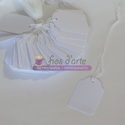 Etiquetas brancas retangulares com cantos arredondados e fios brancos