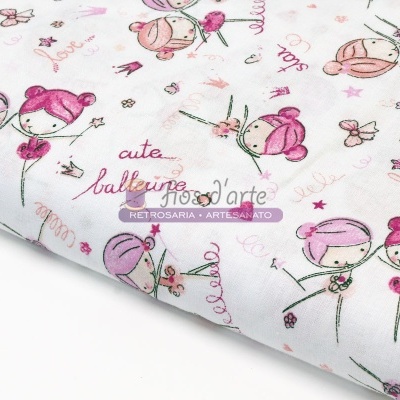 tecido branco com padrão infantil de fadas em rosa e lilás com texto em inglês