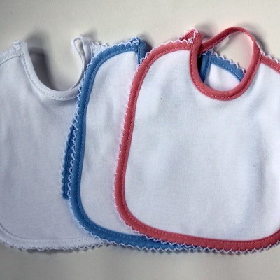 Três babetes de bebé brancos com bordas em vermelho, azul e branco