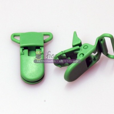 Prendedores de plástico verde com design funcional