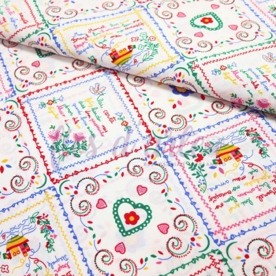 tecido branco estampado com padrões coloridos de quadrados, corações e flores