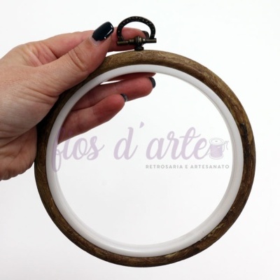 Arco de bordado redondo com madeira e plástico branco