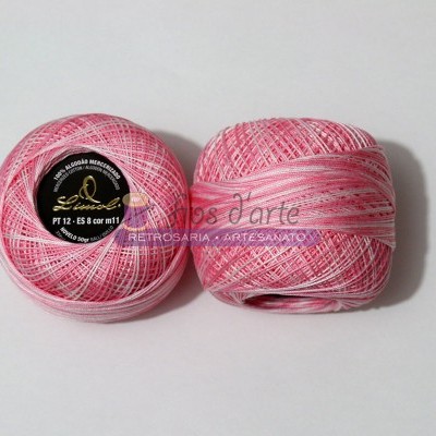 Dois novelos de linha de algodão rosa e branca, um com rótulo preto e dourado.