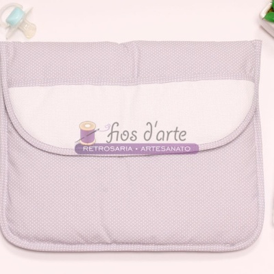 Bolsa lilás e branca com padrão de pontos, chupeta azul e biberão decorado com animais coloridos