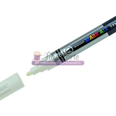 Marcador permanente cinzento com tampa branca e texto colorido
