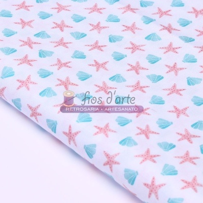 Tecido branco com estrelas-do-mar cor-de-rosa e conchas azuis