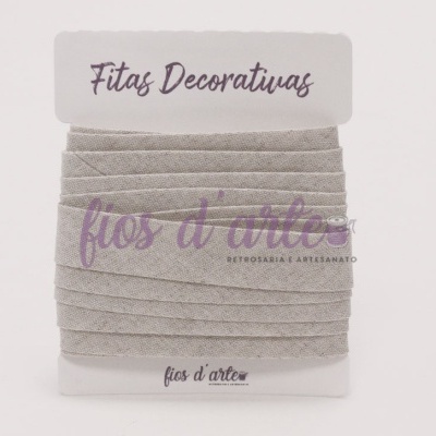 Fita decorativa cinzenta em cartão branco com texto
