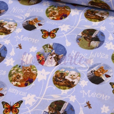 Tecido azul claro com imagens de gatos, borboletas e texto decorativo branco