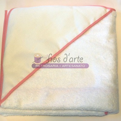 Toalha branca com borda rosa e etiqueta 'Artes d'arte RETROSARIA ARTESANATO'