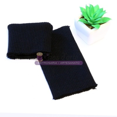 Cachecol preto de malha com planta suculenta em vaso branco