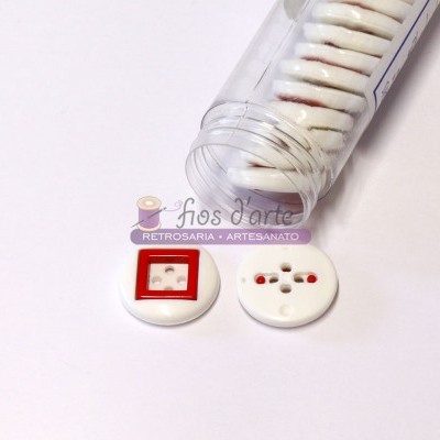 Botões brancos com diferentes formatos e texturas em embalagem transparente