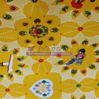 tecido amarelo com padrões florais e figuras infantis, texto Vis Vals RETROSARIA E ARTESANATO