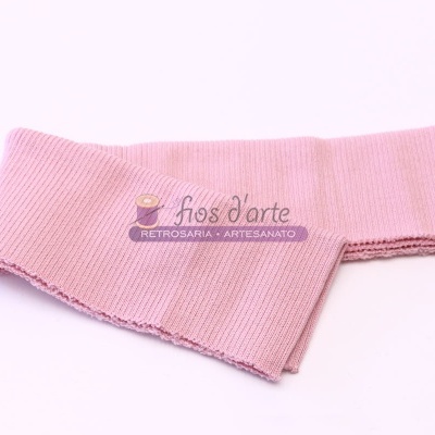 Tecido em malha rosa claro com textura canelada