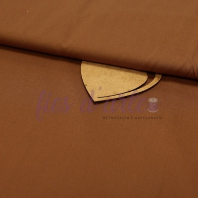 Tecido castanho liso com peça de madeira em forma de coração