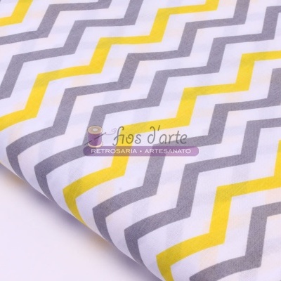 Tecido branco com padrão de chevron cinza e amarelo