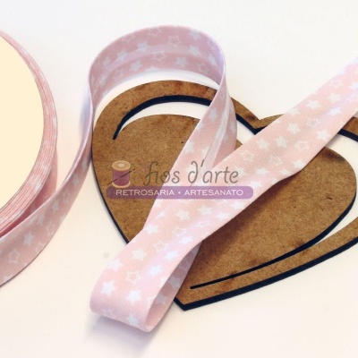 Fita de tecido rosa clara com coelhinhos brancos e forma de coração em cortiça.