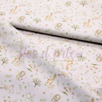 Tecido algodão branco com desenhos infantis de girafas, leões e árvores coloridos