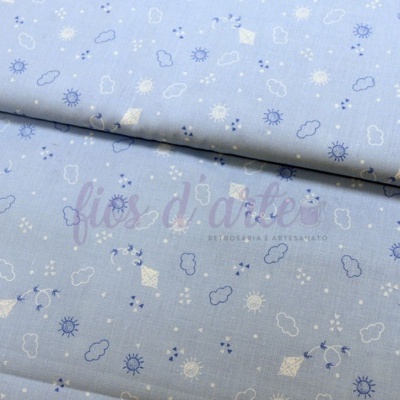 tecido azul claro com desenhos pequenos de nuvens, sol e flores