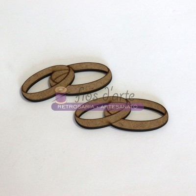 Quatro argolas entrelaçadas de madeira clara sobre fundo branco com etiqueta visível