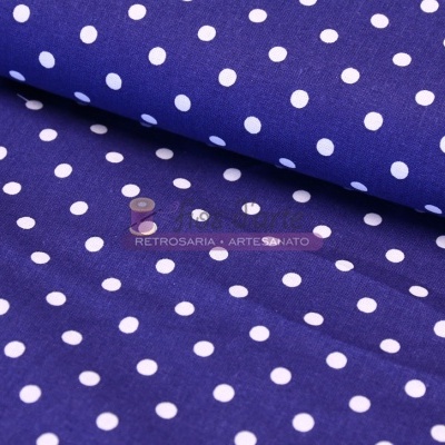 Tecido azul com bolinhas brancas enrolado