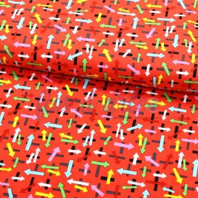 Tecido vermelho com padrão de setas coloridas