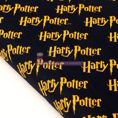 Tecido preto com padrão amarelo repetido da frase 'Harry Potter'