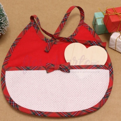 Babete vermelho com bolso branco e bordado, laço xadrez, suporte coração de madeira, mini árvore e presentes coloridos