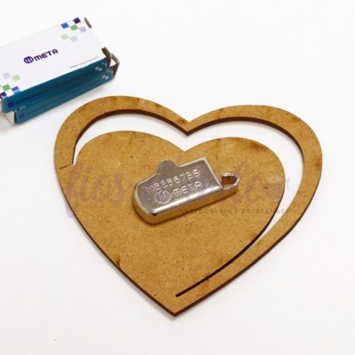 Coração em madeira com chaveiro metálico com inscrição e pilha azul e branca ao lado