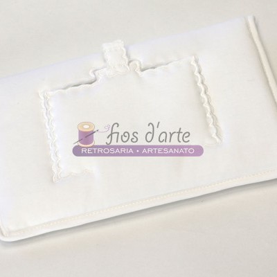 Carteira branca com bordado e texto fios d'arte